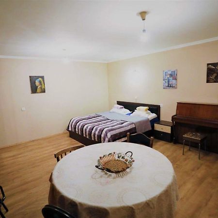 Appartamento Cozy, Warm & Cheap Tbilisi Esterno foto