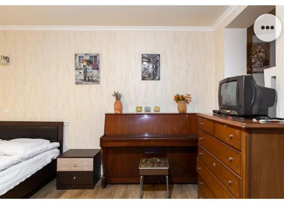 Appartamento Cozy, Warm & Cheap Tbilisi Esterno foto