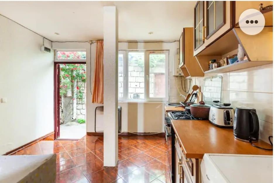 Appartamento Cozy, Warm & Cheap Tbilisi Esterno foto