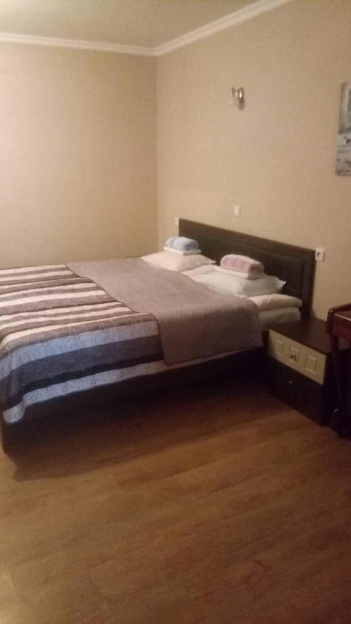 Appartamento Cozy, Warm & Cheap Tbilisi Esterno foto